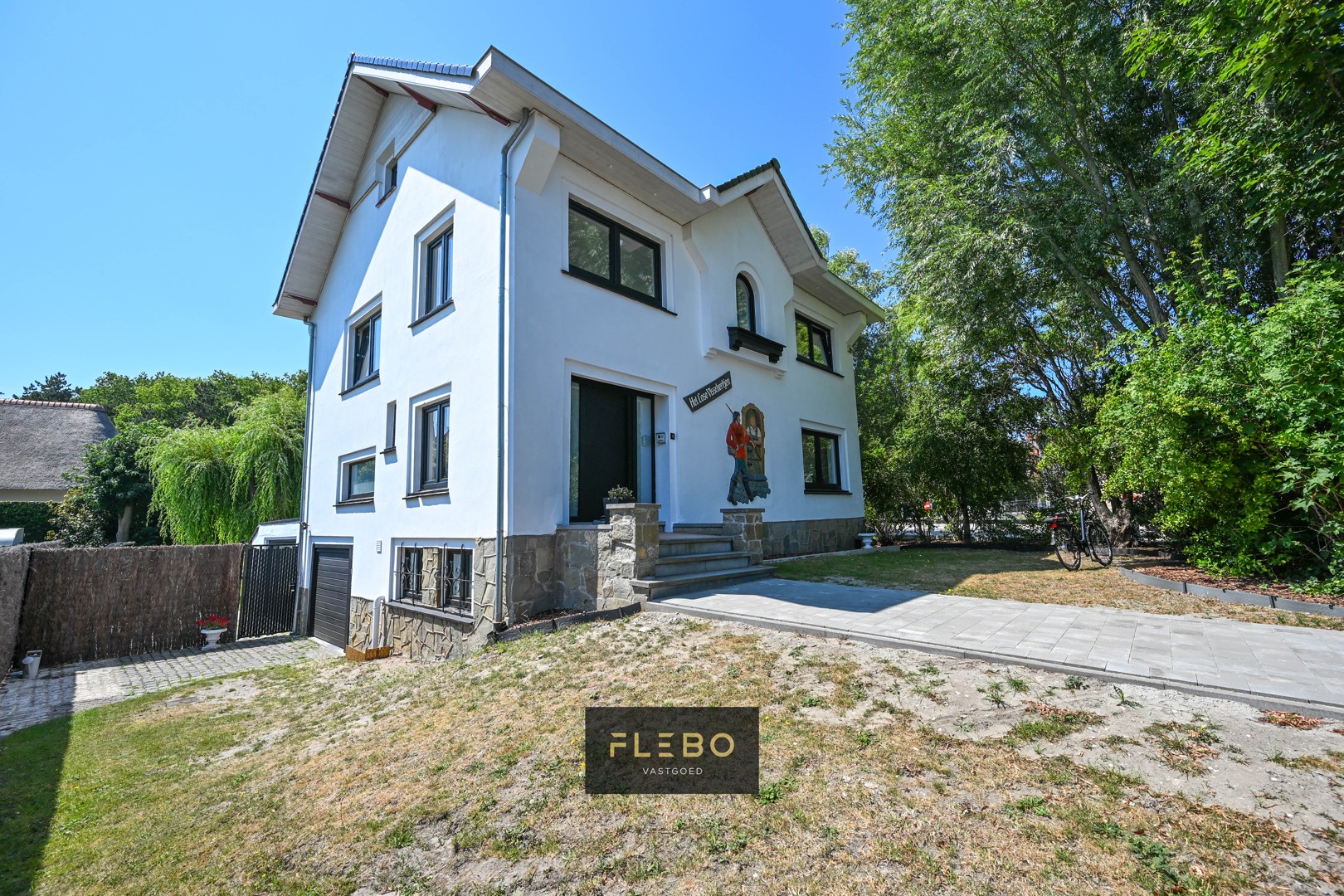 Statige en recent gerenoveerde villa met 4 slaapkamers op toplocatie te Wenduine!