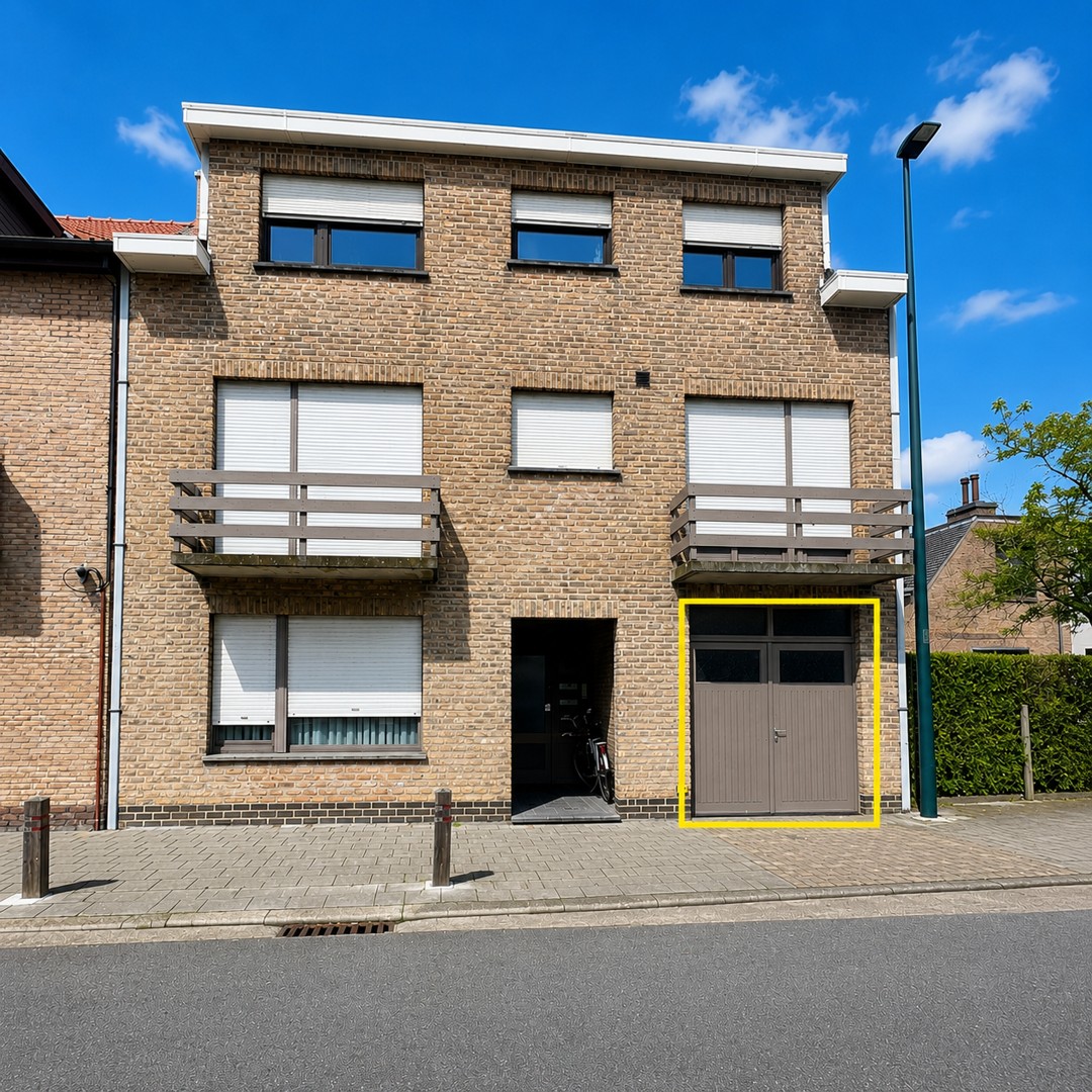 Uiterst ruime, dubbele garagebox/opslagplaats op enkele passen van het centrum!
